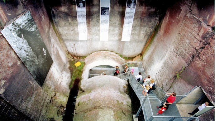 Blick von oben in den Erzbunker der Henrichshütte Blick von oben in den Erzbunker der Henrichshütte